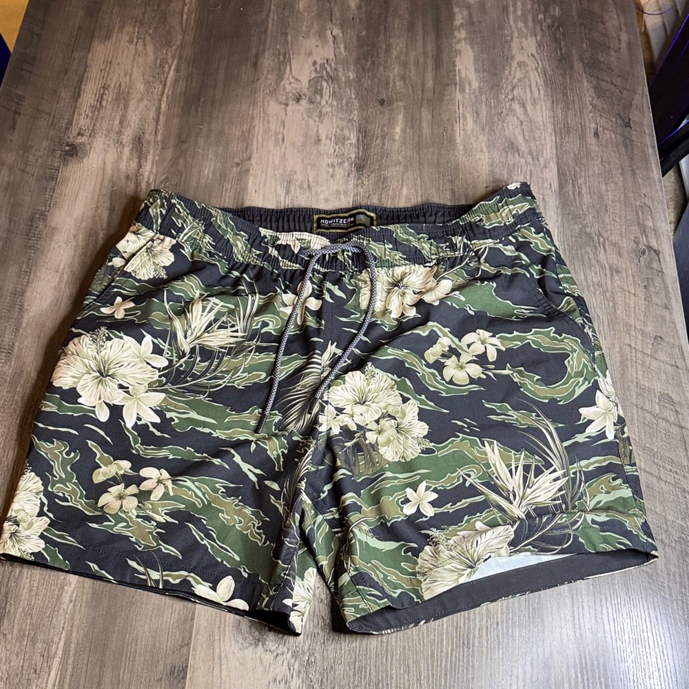 Howitzer Men's Floral Athletic Shorts - Black and Green
